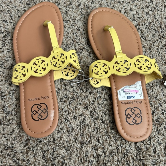 Daisy Fuentes Yellow Wide Width Sandals - Picture 1 of 6